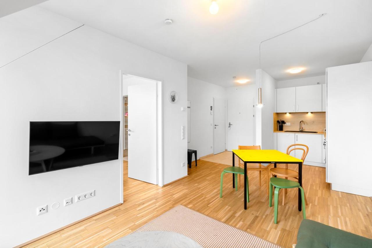 Ding Design In Brigittenau Apartment
