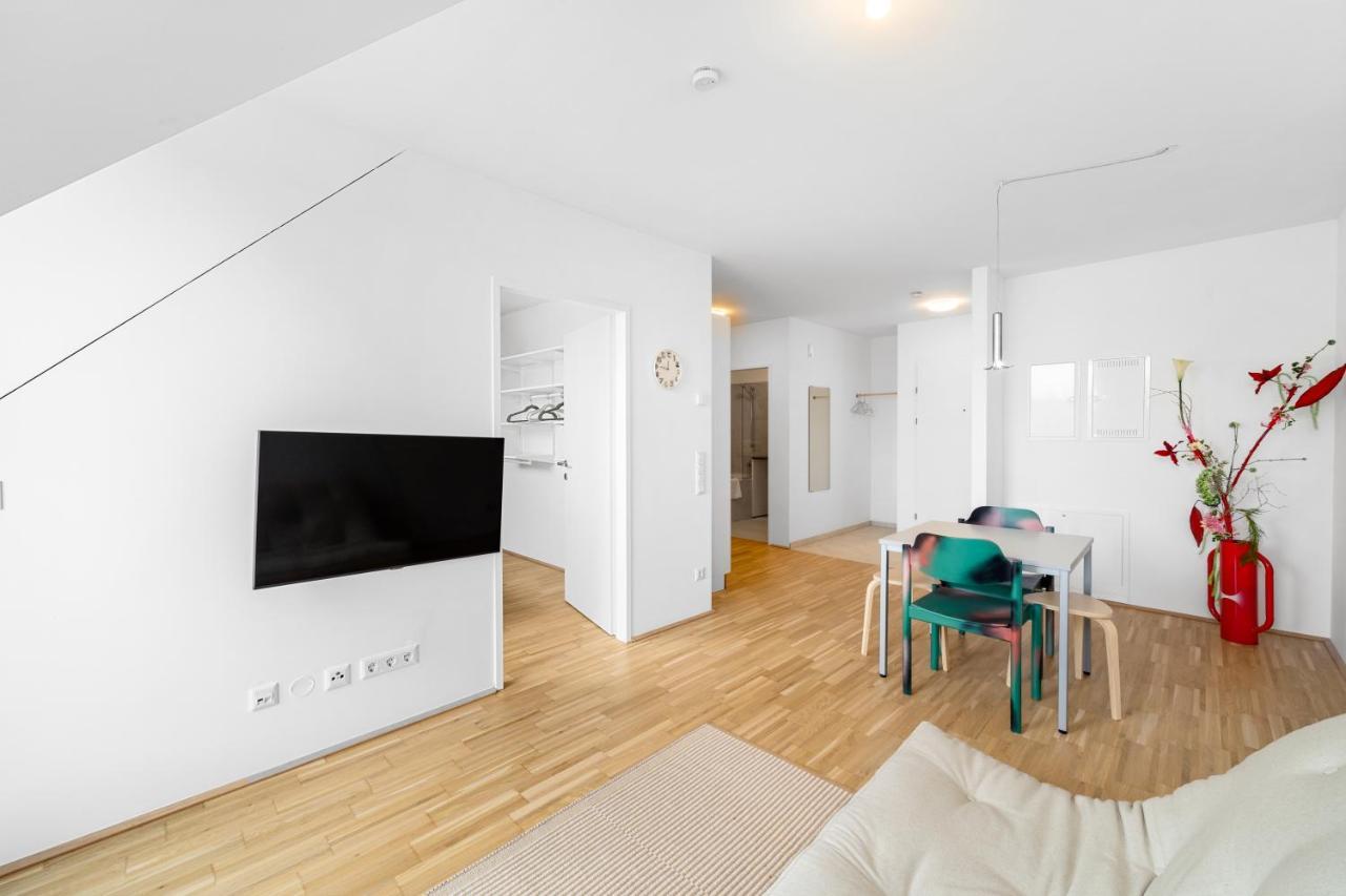 Ding Design In Brigittenau Apartment