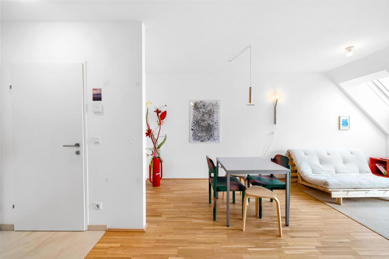 Ding Design In Brigittenau Apartment