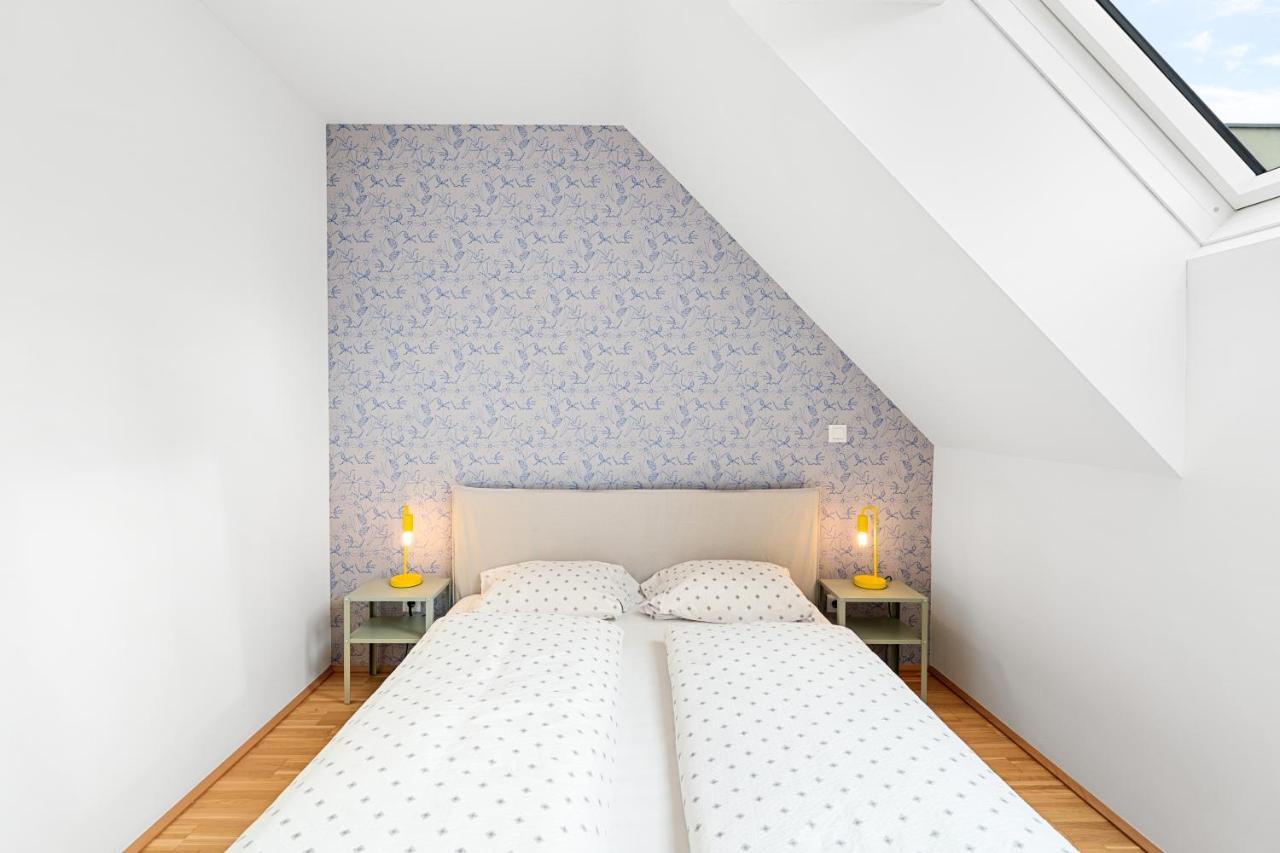 Ding Design In Brigittenau Apartment *