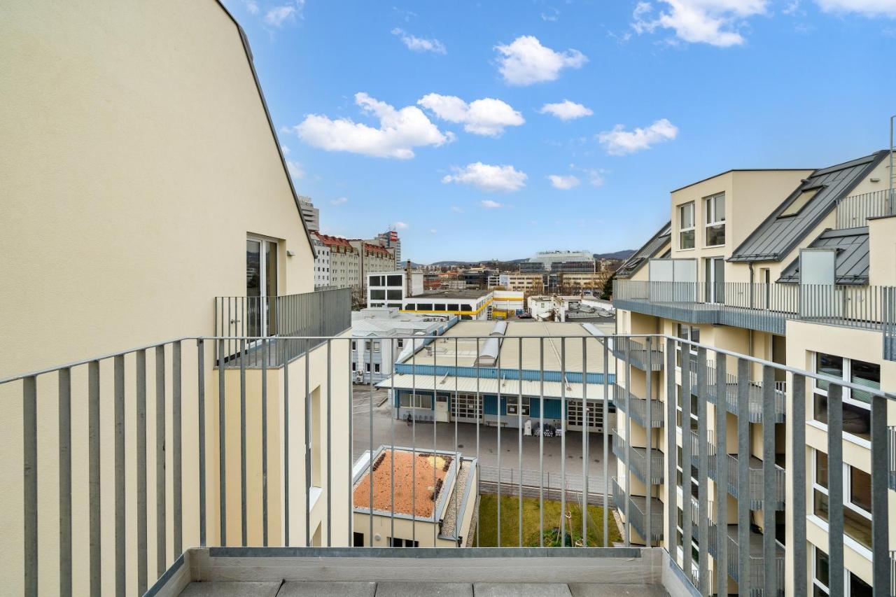 Ding Design In Brigittenau Apartment