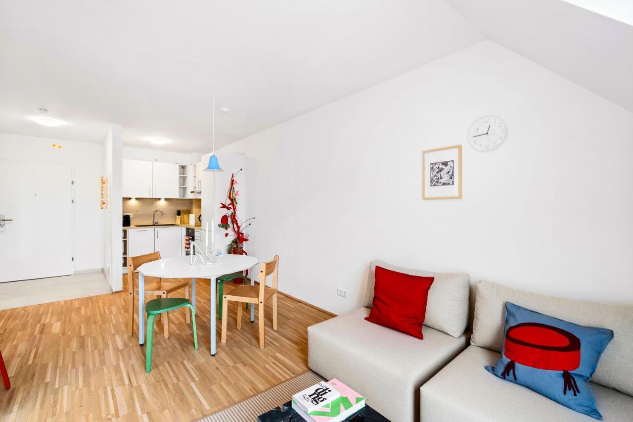 Ding Design In Brigittenau Apartment