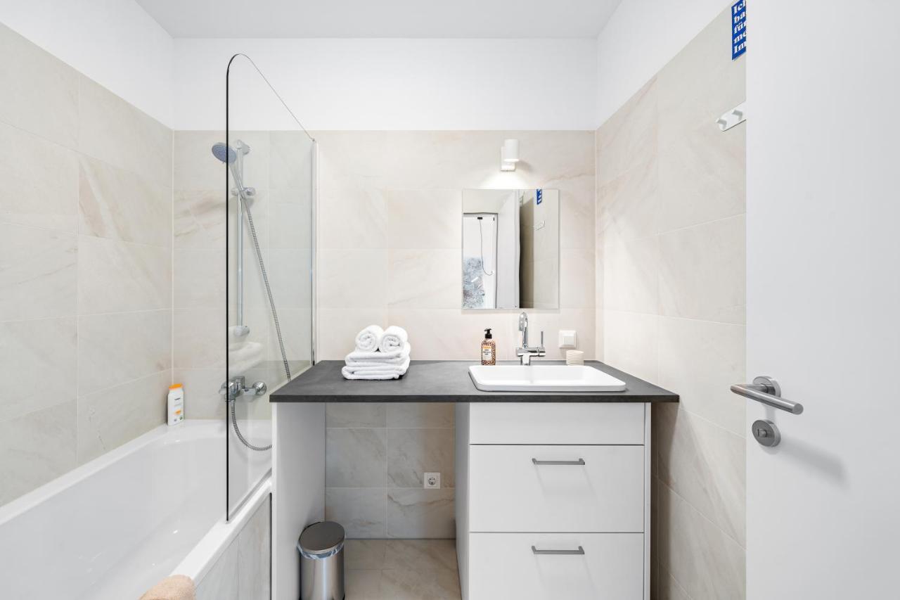 Ding Design In Brigittenau Apartment *